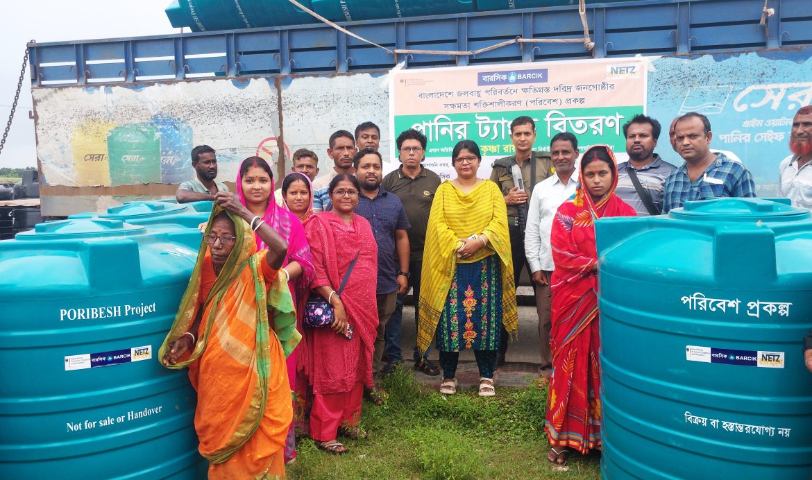 আশাশুনিতে বৃষ্টির পানি সংরক্ষণে পানির ট্যাংক বিতরণ