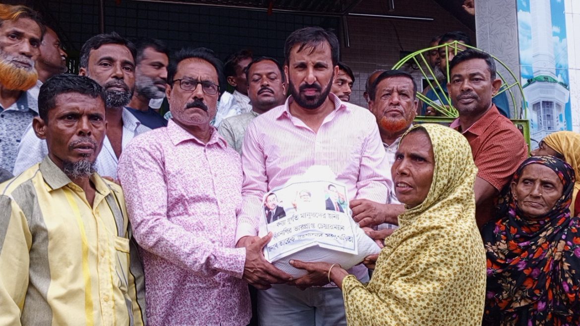 সাতক্ষীরায় পানিবন্ধী পরিবারের মাঝে বিএনপি নেতা চিশতীর খাদ্য বিতরণ