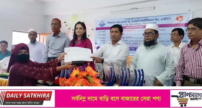 দেবহাটায় মাধ্যমিক শিক্ষা পরিবারের পক্ষ থেকে ইউএনওর বিদায়ী সংবর্ধনা