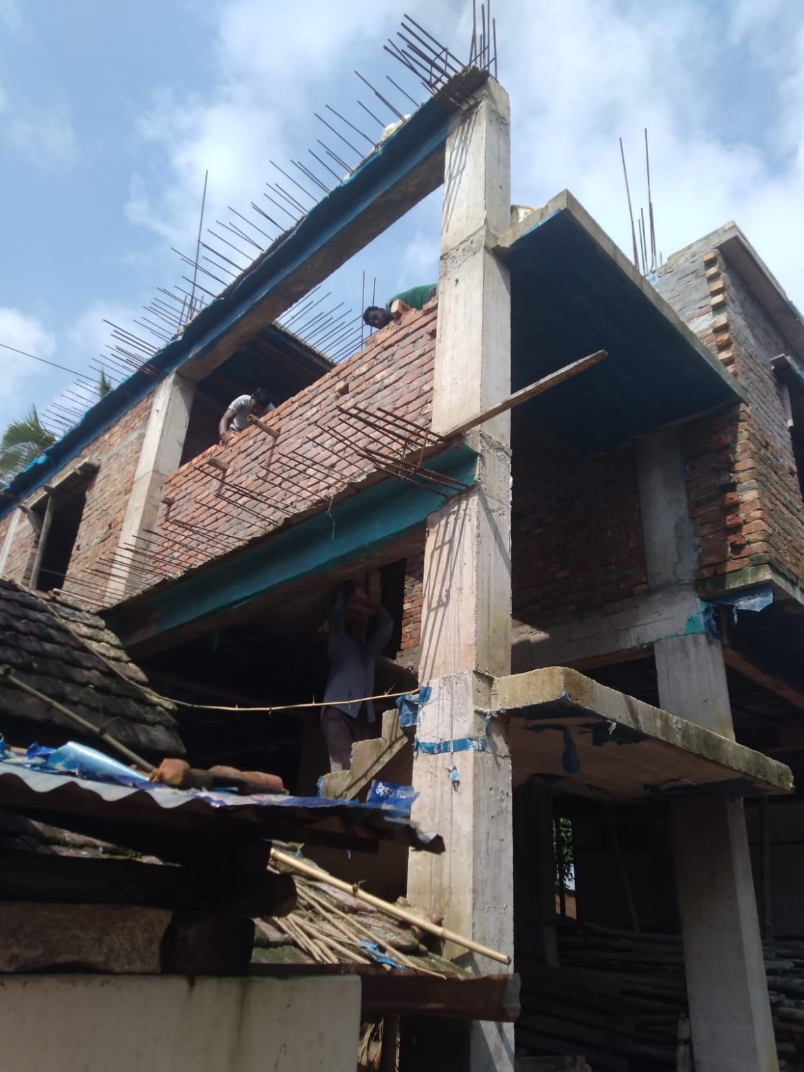 সাতক্ষীরায় আদালতের নির্দেশ উপেক্ষা করে ভাইয়ের জমি দখল করে ভবন নির্মাণের অভিযোগ