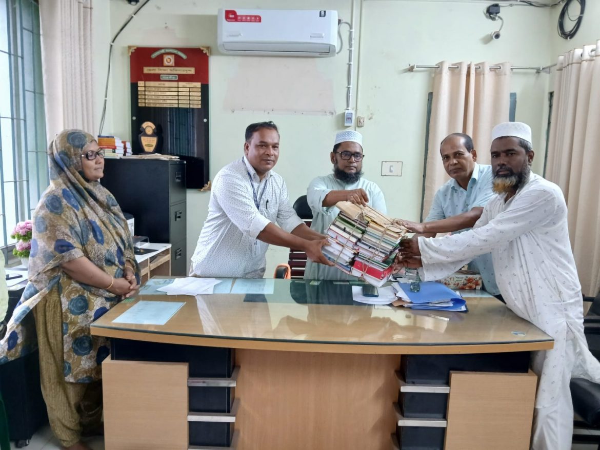 সাতক্ষীরার বারটি মাধ্যমিক বিদ্যালয় লাইব্রেরি উন্নয়নে বই বিতরণ