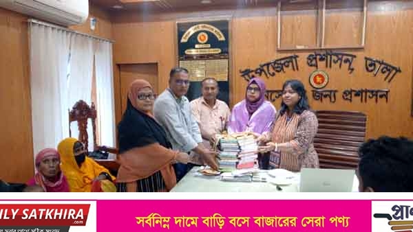 তালায় কামেল মডেল মাধ্যমিক বিদ্যালয়ের লাইব্রেরি উন্নয়নে বই বিতরণ