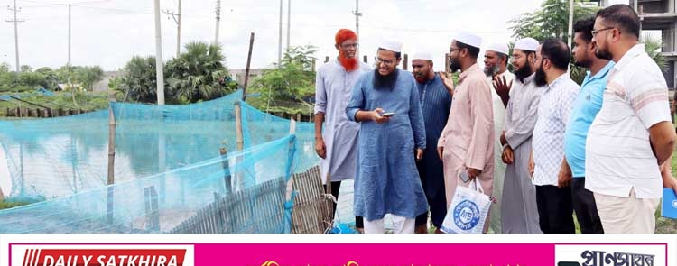 সাতক্ষীরায় জলাবদ্ধতা নিরসনে ইটাগাছা এলাকা পরির্দশনে সদর ইউএনও