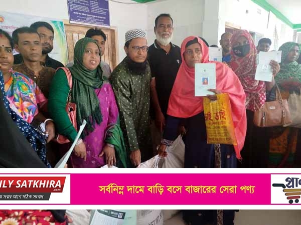 ফিংড়ীতে ভি ডব্লিউ বি কার্ড ধারীদের মধ্যে চাউল বিতরণ