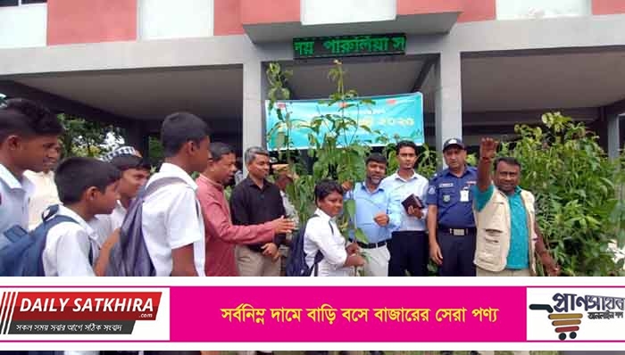 দেবহাটায় শিক্ষার্থীদের বৃক্ষরোপণ উৎসবে সাতক্ষীরার জেলা প্রশাসক