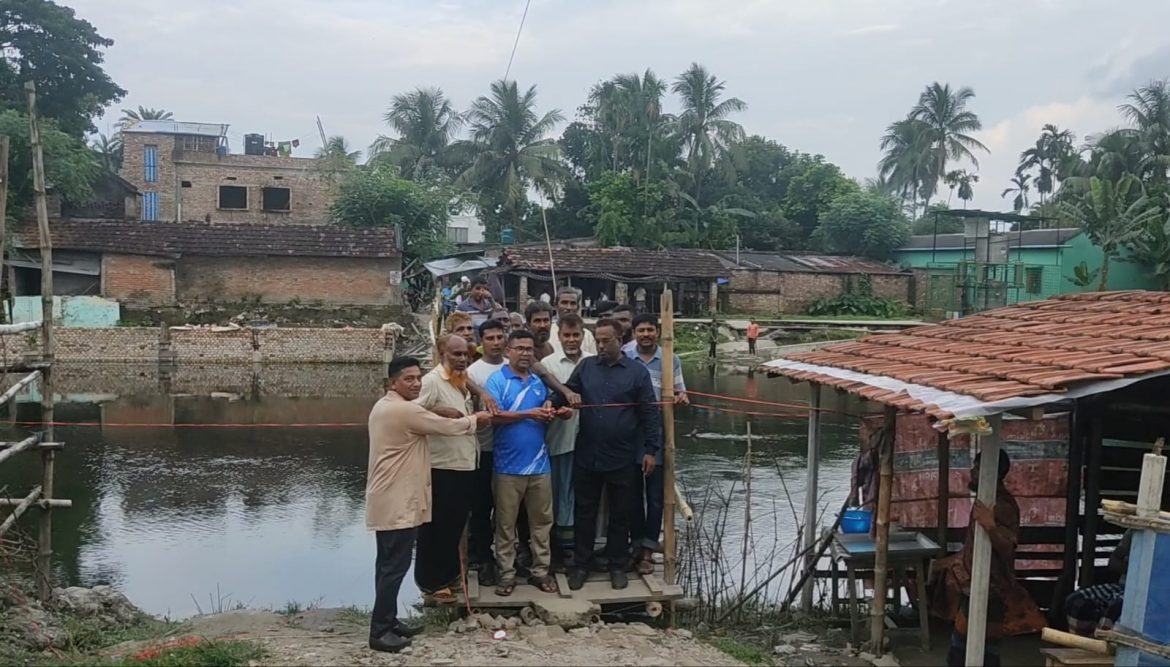 কলারোয়া’র কাঠের ব্রীজ পূর্ণ নির্মাণ করল কলারোয়া বাজার ব্যবসায়ী সমিতি
