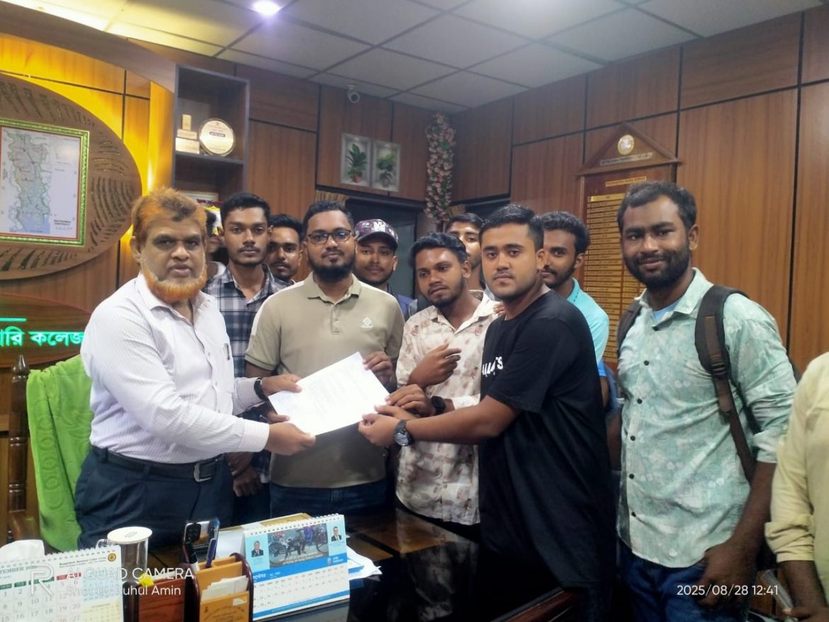 ফরম ফিলাপ ফি বৃদ্ধি প্রত্যাহারের দাবিতে শিক্ষার্থীদের স্মারকলিপি