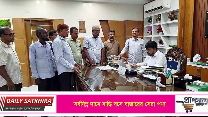 সাতক্ষীরায় পাখিমারা টিআরএমের বকেয়া ৪৮ কোটি টাকা ক্ষতিপূরণ দাবিতে স্মারকলিপি