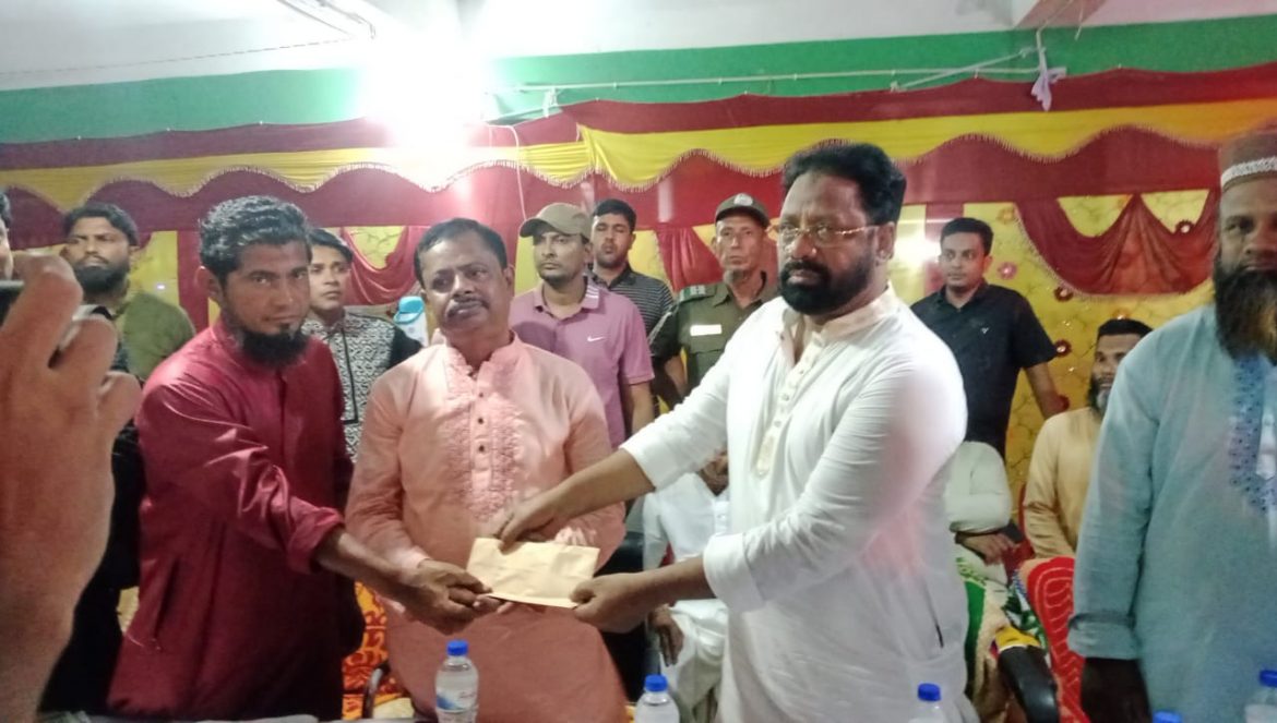 শ্যামনগর পৌরসভার বিভিন্ন মণ্ডপে মেয়র প্রার্থী মোস্তফা আবু বকরের আর্থিক সহায়তা