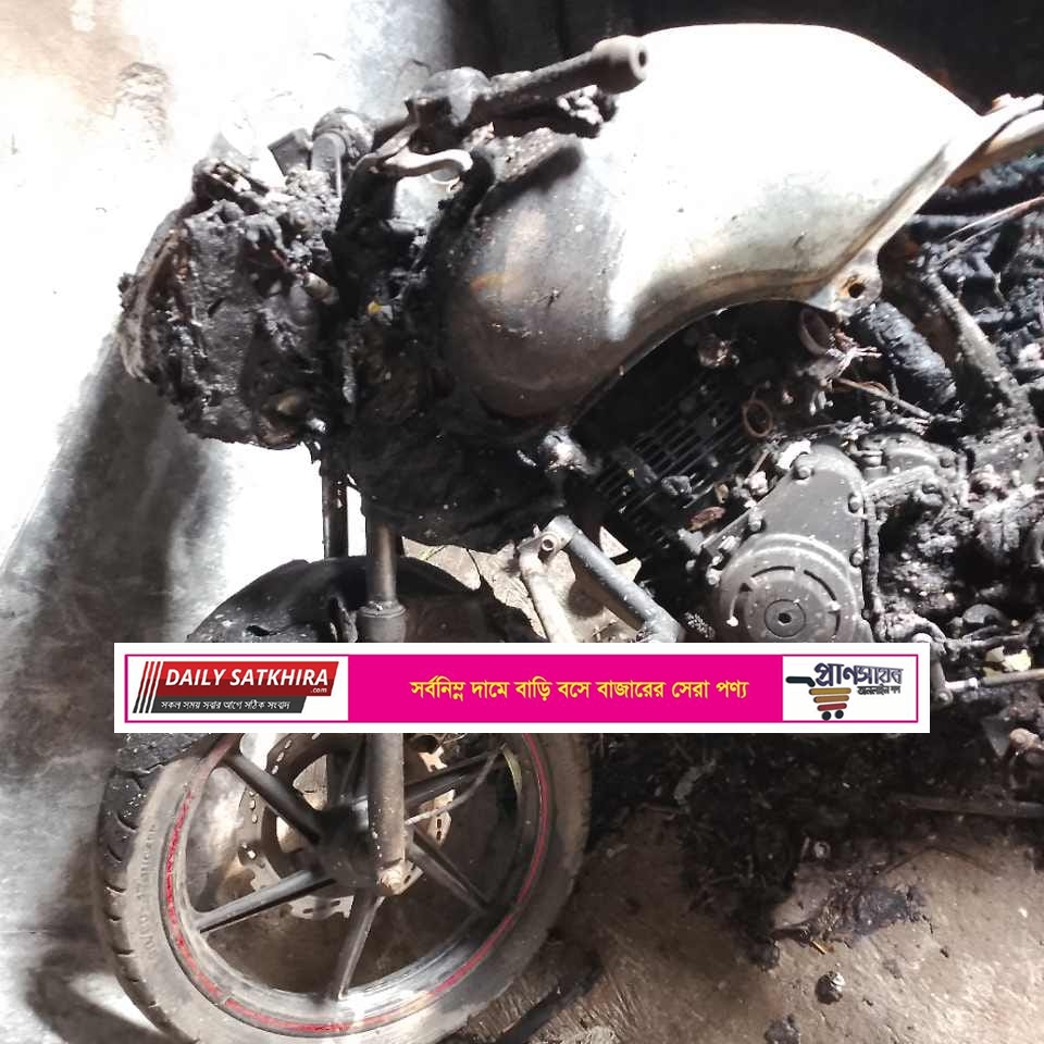 তালায় বাড়িতে হামলা : মোটরসাইকেল ও মালামাল পুড়িয়ে দেয়ার অভিযোগ