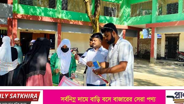 তারেক রহমানের জন্মদিনে সাতক্ষীরায় শিক্ষার্থীদের মাঝে ছাত্রদলের শিক্ষা উপকরণ বিতরণ