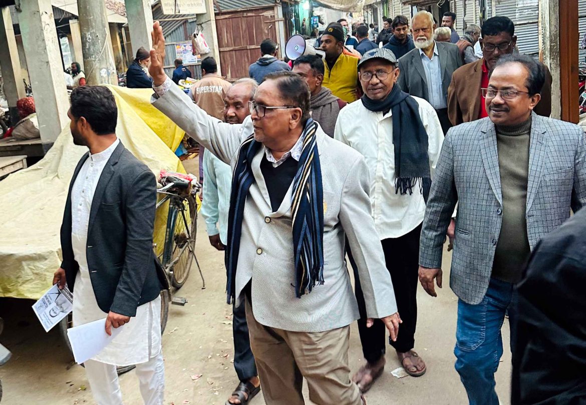 সাতক্ষীরা-২ আসনের অলিগলিতে ঘুরে ভোট চাচ্ছেন সাবেক এমপি  আশু