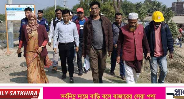 সাতক্ষীরায় বিশ্বখাদ্য কর্মসূচি প্রকল্প পরিদর্শণে জেলা প্রশাসক