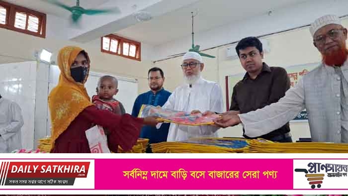 সাতক্ষীরা সদরে ৫ হাজার ৭শ পরিবারের মাঝে নগদ অর্থ ও শাড়ি বিতরণ