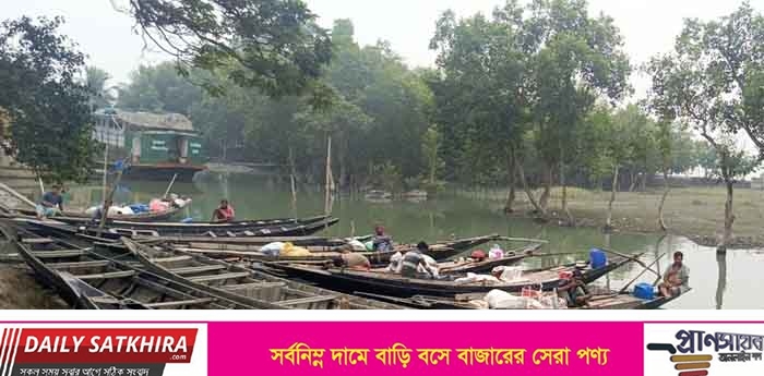 দীর্ঘ দুই মাস নিষেধাজ্ঞা শেষ : কাঁকড়া আহরণ অনুমতি পেলো বনজীবীরা