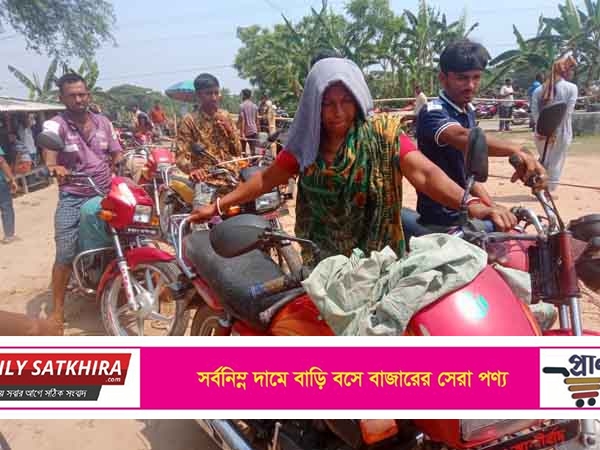  শ্যামনগরে ছেলের গাড়ীর পেট্রোল নিতে জন্য দীর্ঘ লাইনে মা