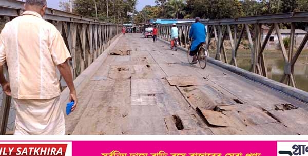 জংধরা ও ভাঙা ফ্লোরে ঝুঁকি নিয়ে পারাপার : সাধারণ মানুষের দুর্ভোগ চরমে