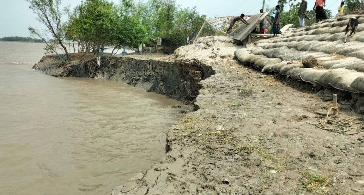 আশাশুনির কাকবাসিয়ায় পাউবো’র বেড়ী বাঁধে আবারও ভয়াবহ ভাঙ্গন