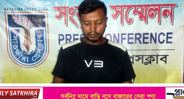 সাতক্ষীরা পৌরসভা কর্তৃক শহরের ফুটপাত থেকে তুলে নিয়ে যাওয়া ফল ও নগদ টাকা ফেরত পাওয়ার দাবিতে সংবাদ সম্মেলন
