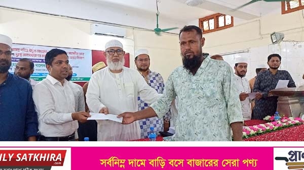 সাতক্ষীরায় অসহায় দুস্থদের মাঝে প্রধানমন্ত্রীর দেওয়া ঈদ সম্মানি বিতরন