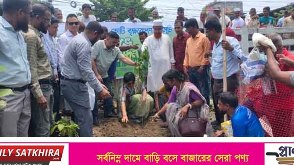 সাতক্ষীরা প্রাণসায়রের ধারে বৃক্ষরোপণ কর্মসূচির উদ্বোধন