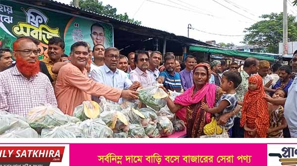 সাতক্ষীরায় ৩ শতাধিক দুস্থ ও অসহায় মানুষের মাঝে বিএনপির বিনামূল্যে সবজি বিতরণ