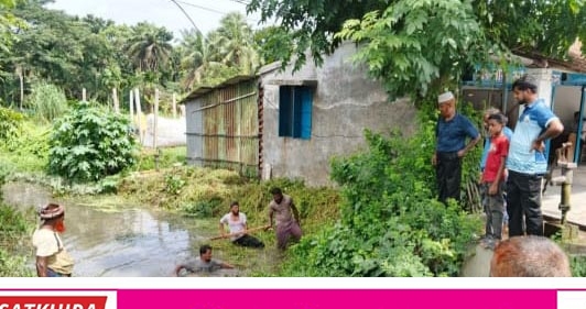 বুধহাটায় জলাবদ্ধতা নিরসনে খাল পরিষ্কার করলেন জামায়াত কর্মীরা 