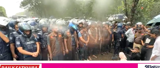 চতুর্থ ব্যারিকেড অতিক্রম করে বাহুবলে এনসিপি নেতারা