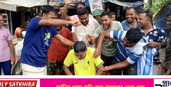 শ্যামনগরে দুধ দিয়ে গোসল করে ব্রাজিল দলের সমর্থন ছেড়ে আর্জেন্টিনায় সমর্থন