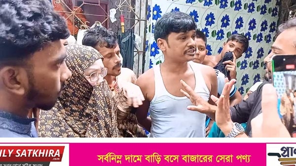 সাতক্ষীরায় মাদক ব্যবসায়ীদের বাড়ি ঘেরাও: মাদক না ছাড়লে উচ্ছেদের আল্টিমেটাম