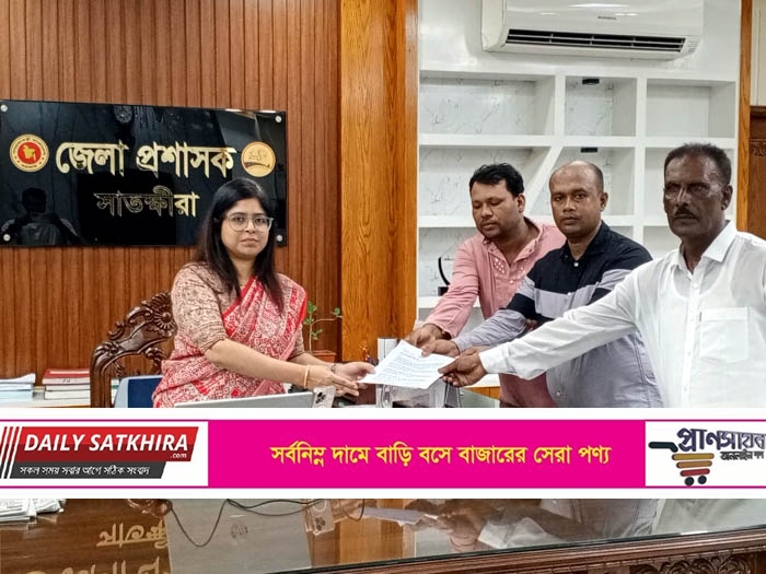 সাতক্ষীরায় ইজিবাইকের নির্বিঘ্নে চলাচল ও চালকদের হয়রানি বন্ধের দাবিতে স্মারকলিপি
