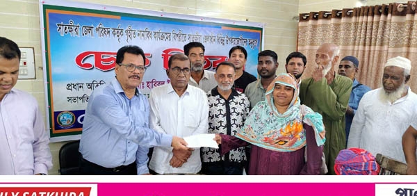 সাতক্ষীরা জেলা পরিষদের উদ্যোগে উপকারভোগীর মাঝে ১ কোটি ১০ লাখ টাকার চেক বিতরণ