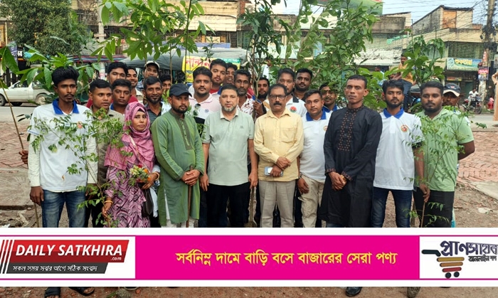 সাইবার দলের ১৪তম প্রতিষ্ঠাবার্ষিকীতে সাতক্ষীরায় কেক কাটা ও বৃক্ষরোপণ