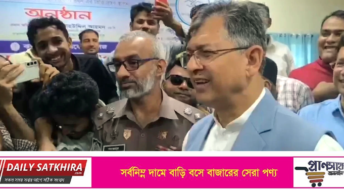 কিসের হাসিনা? কোথায় বক্তব্য দিয়েছে? তার চেহারা কি দেখা গেছে?