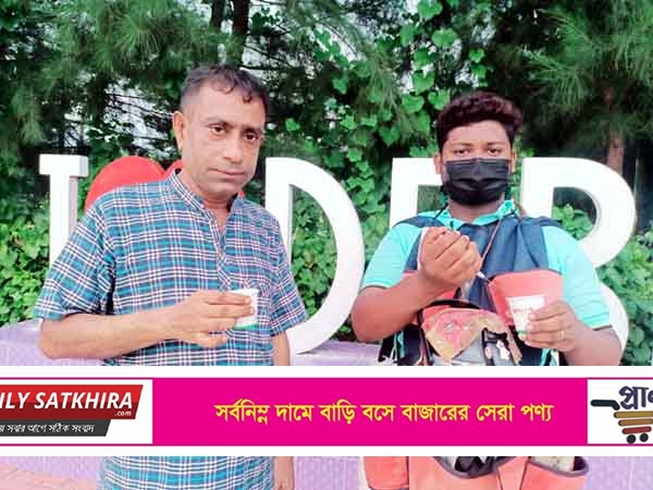 কাঁধে কফির ফ্লাস্ক, চোখে স্বপ্ন—রূপসী ম্যানগ্রোভে আকাশের জীবনসংগ্রাম