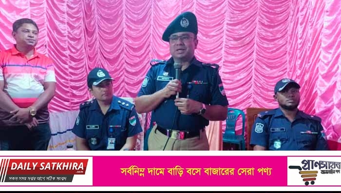 দেবহাটায় দুর্গাপূজার নবমীতে বিভিন্ন মণ্ডপ পরিদর্শনে পুলিশ সুপার আশরাফুল আলম